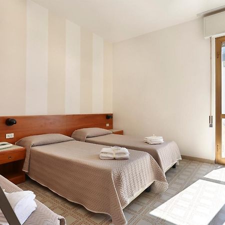 Hotel Brunella リド・ディ・カマイオーレ エクステリア 写真