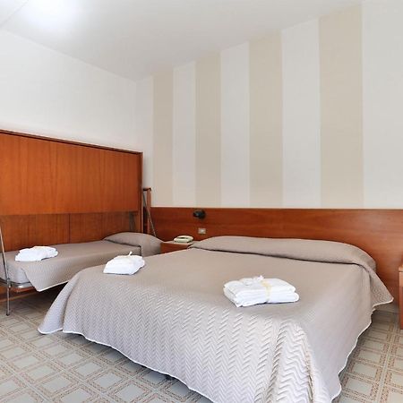 Hotel Brunella リド・ディ・カマイオーレ エクステリア 写真