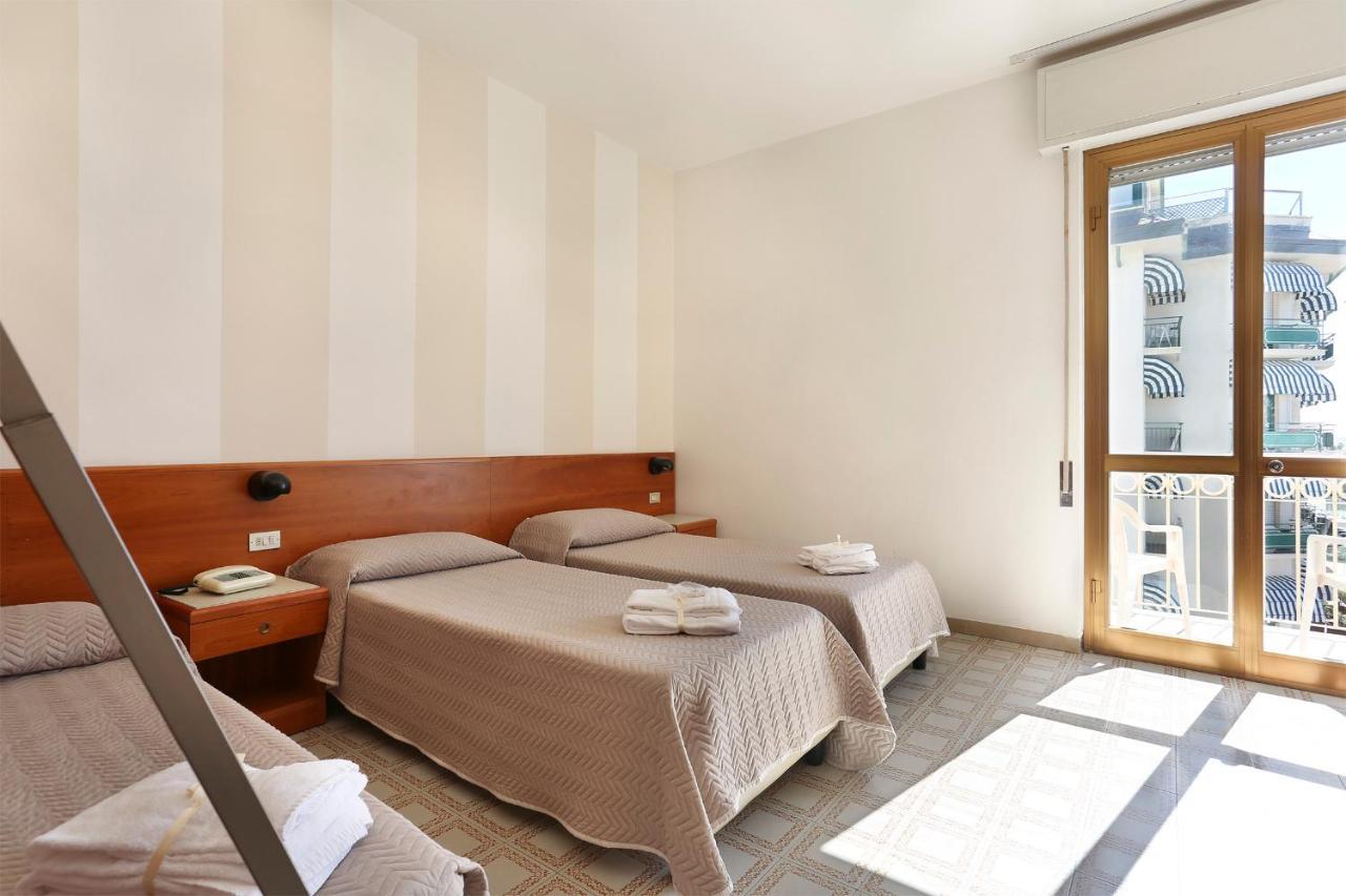 Hotel Brunella リド・ディ・カマイオーレ エクステリア 写真