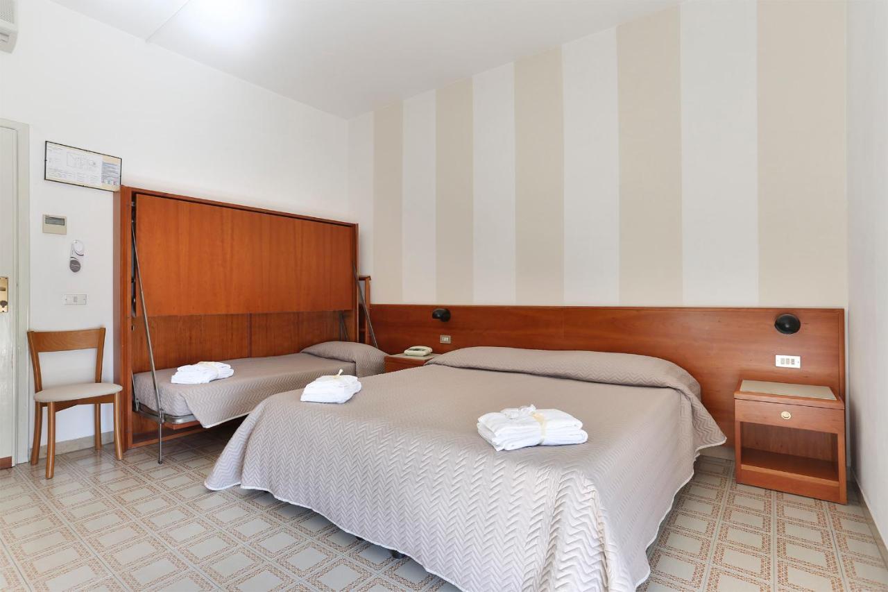 Hotel Brunella リド・ディ・カマイオーレ エクステリア 写真
