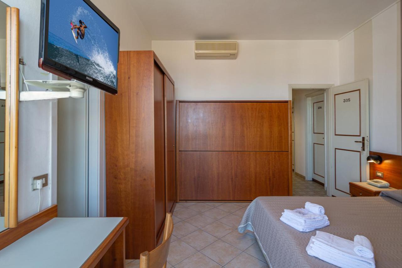 Hotel Brunella リド・ディ・カマイオーレ エクステリア 写真