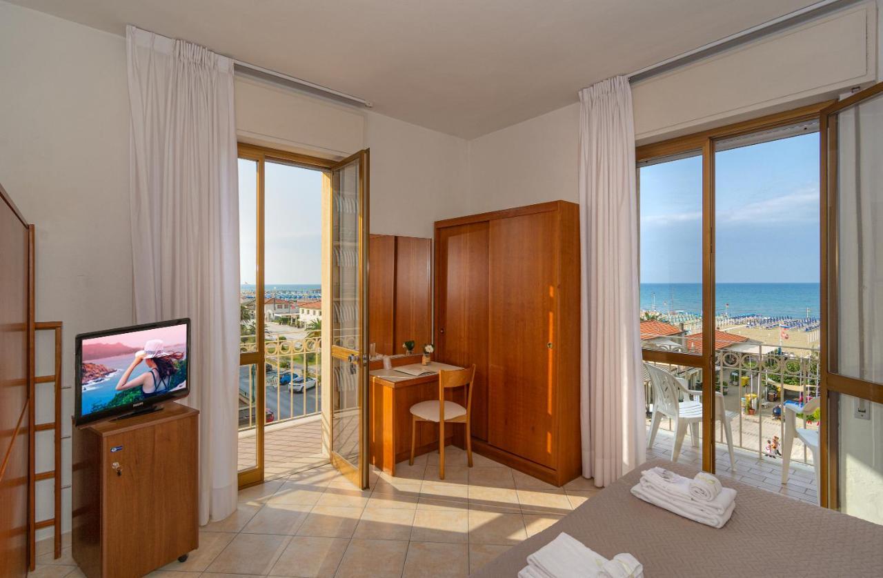 Hotel Brunella リド・ディ・カマイオーレ エクステリア 写真