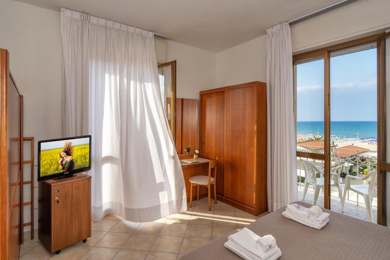 Hotel Brunella リド・ディ・カマイオーレ エクステリア 写真