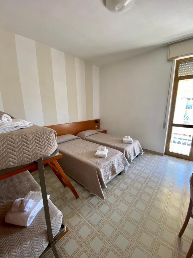 Hotel Brunella リド・ディ・カマイオーレ エクステリア 写真