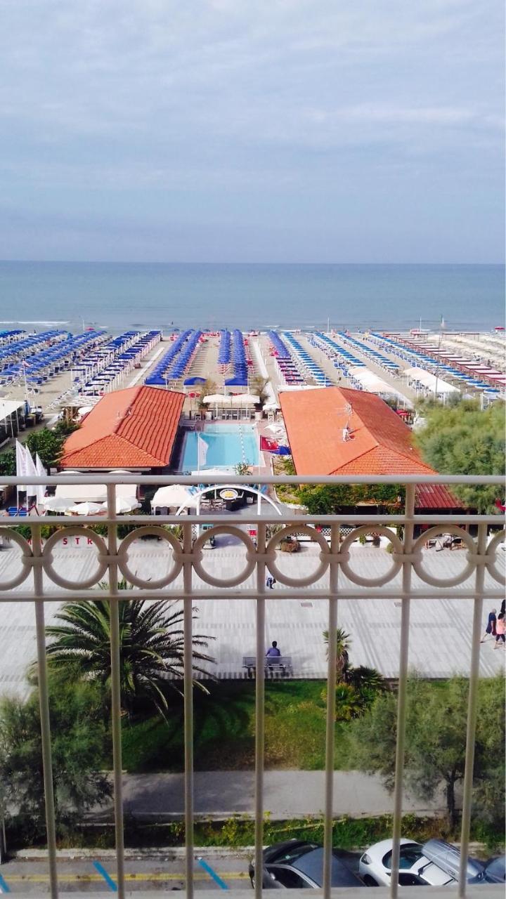 Hotel Brunella リド・ディ・カマイオーレ エクステリア 写真