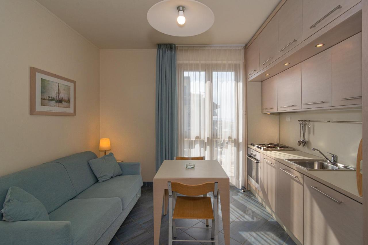 Hotel Brunella リド・ディ・カマイオーレ エクステリア 写真