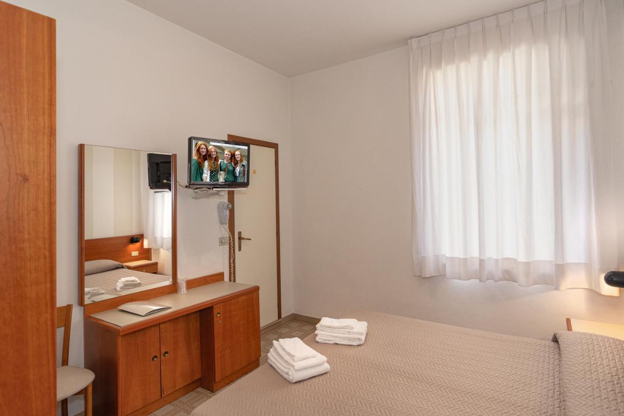 Hotel Brunella リド・ディ・カマイオーレ エクステリア 写真