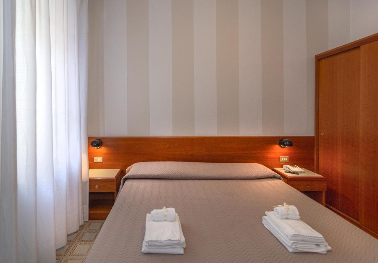 Hotel Brunella リド・ディ・カマイオーレ エクステリア 写真