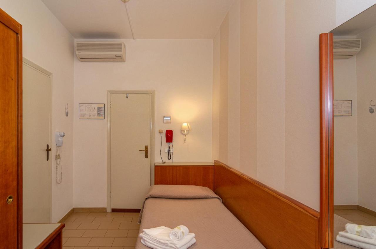 Hotel Brunella リド・ディ・カマイオーレ エクステリア 写真