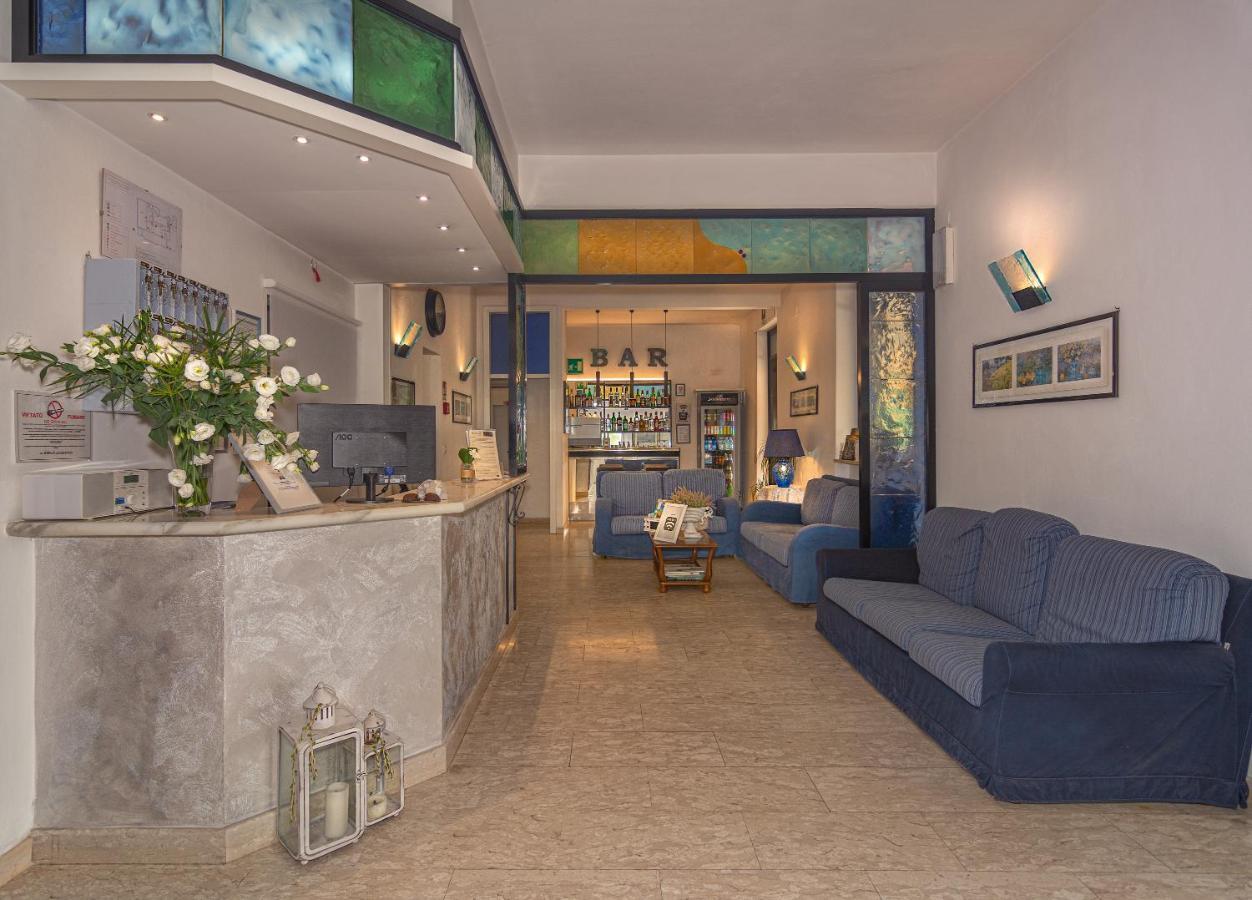 Hotel Brunella リド・ディ・カマイオーレ エクステリア 写真
