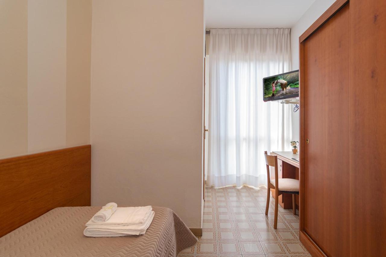 Hotel Brunella リド・ディ・カマイオーレ エクステリア 写真