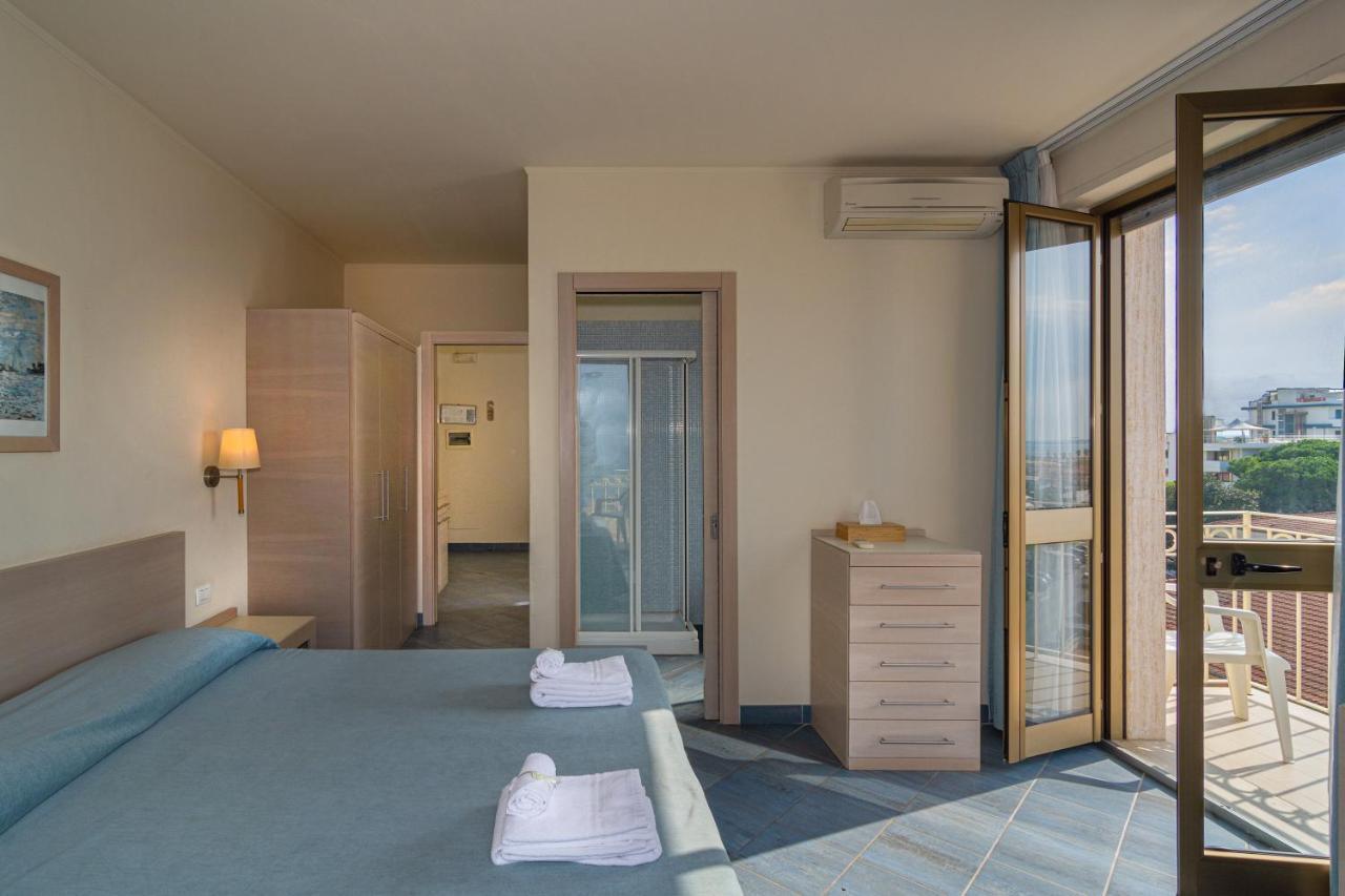 Hotel Brunella リド・ディ・カマイオーレ エクステリア 写真
