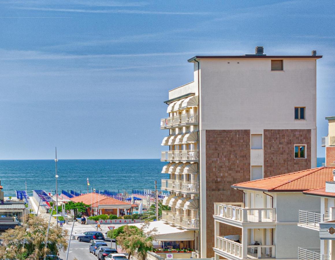 Hotel Brunella リド・ディ・カマイオーレ エクステリア 写真