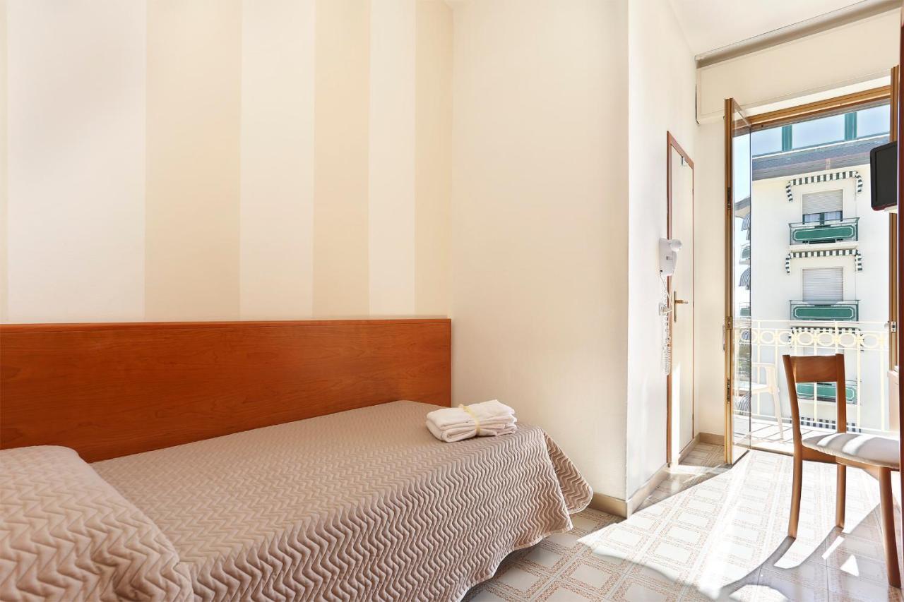 Hotel Brunella リド・ディ・カマイオーレ エクステリア 写真