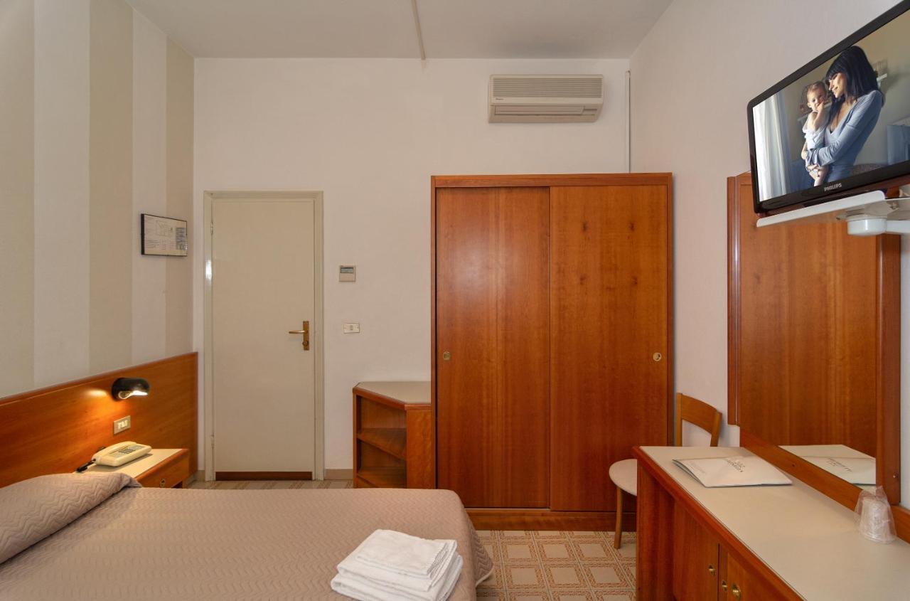 Hotel Brunella リド・ディ・カマイオーレ エクステリア 写真